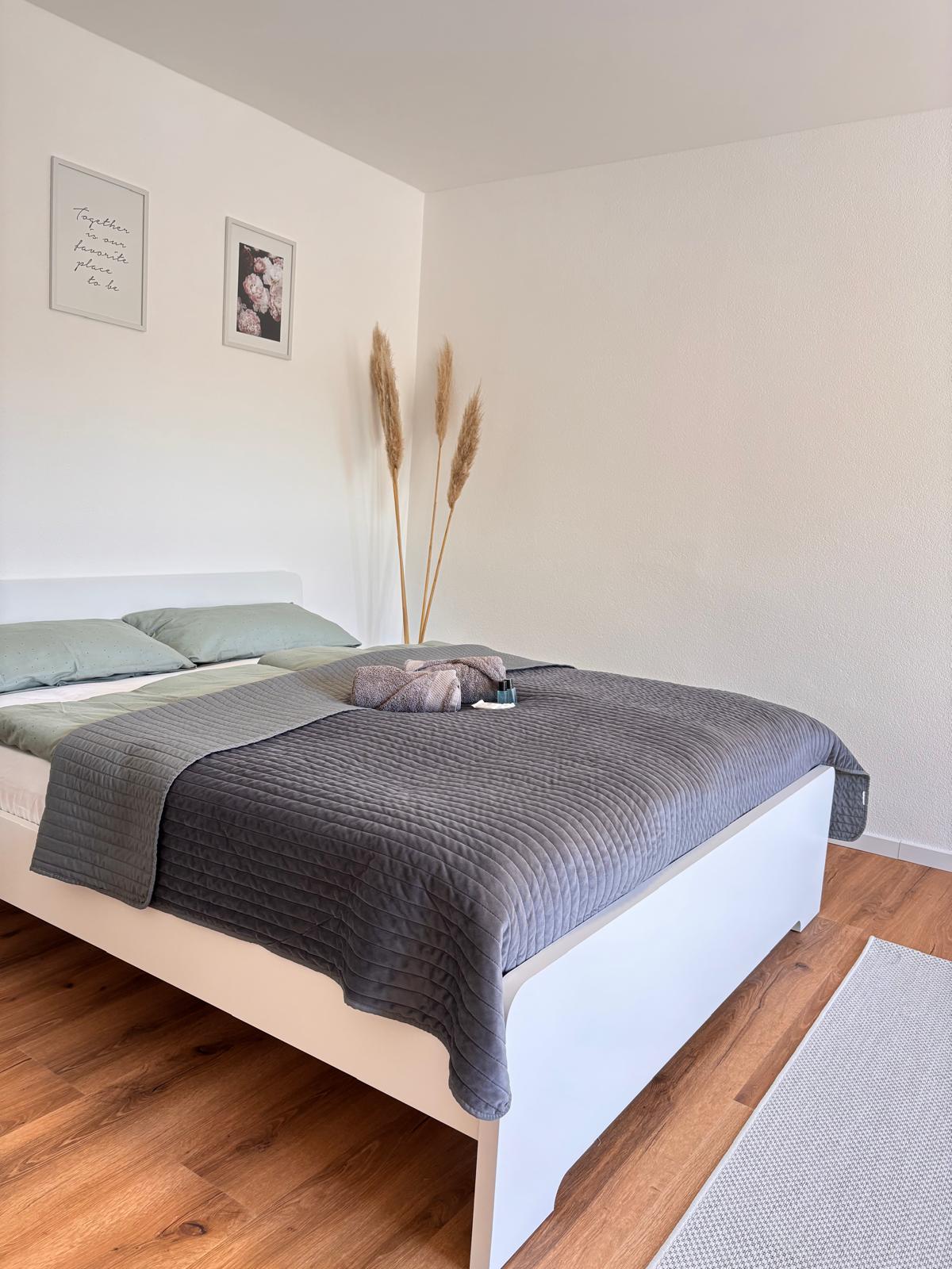 Doppelbett mit Handtüchern