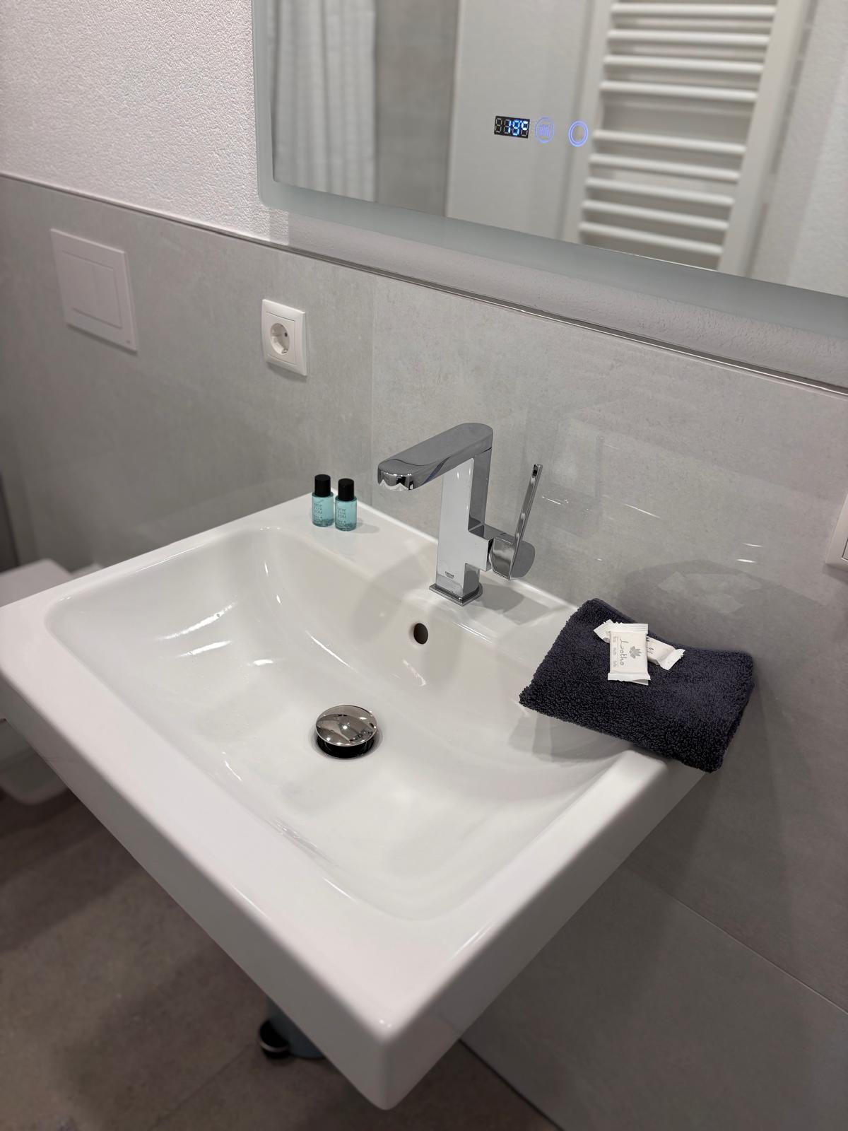 Waschbecken mit Handtuch